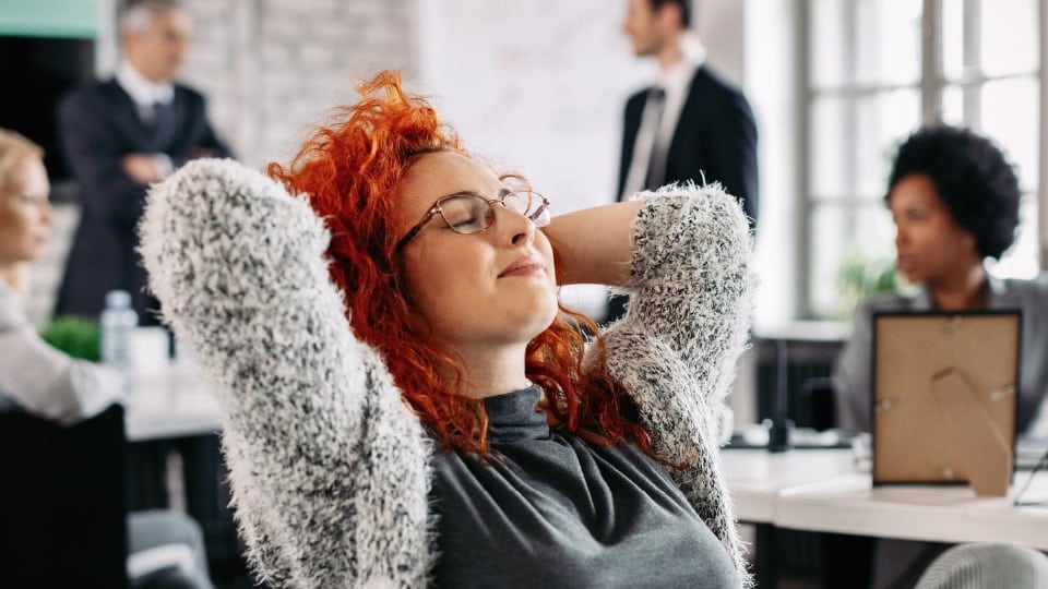 Asesor revisando indicadores de ahorro de tiempo y reducción de errores con a3Pilot