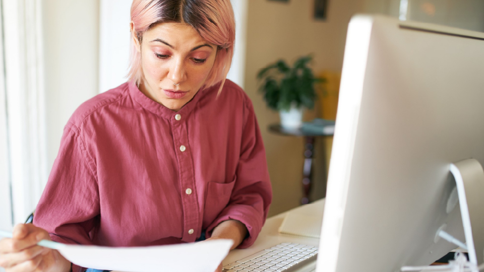 Autónomo implementando software certificado para cumplir con Verifactu