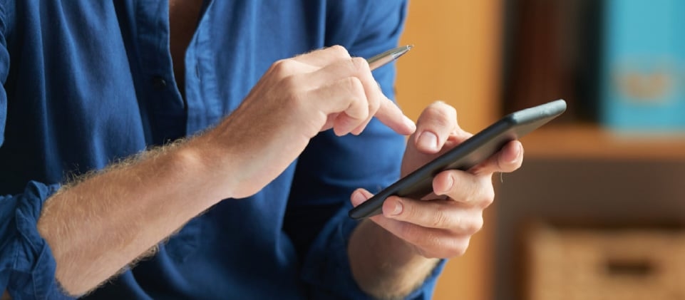 Empleado registrando su jornada laboral con a3gestión del tiempo desde el móvil