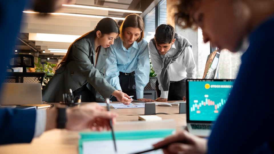 Pantalla de software de control horario con fichajes, horarios y gestión del tiempo