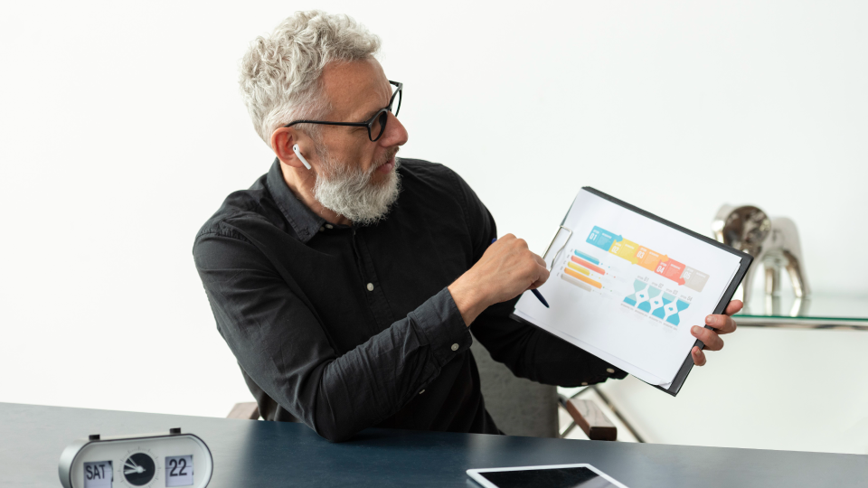 software ERP mejorando la eficiencia operativa y reduciendo costes en una empresa